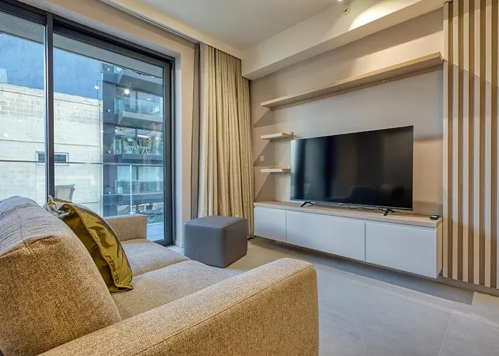 Stunning Apartment In The Iconic Mercury Tower