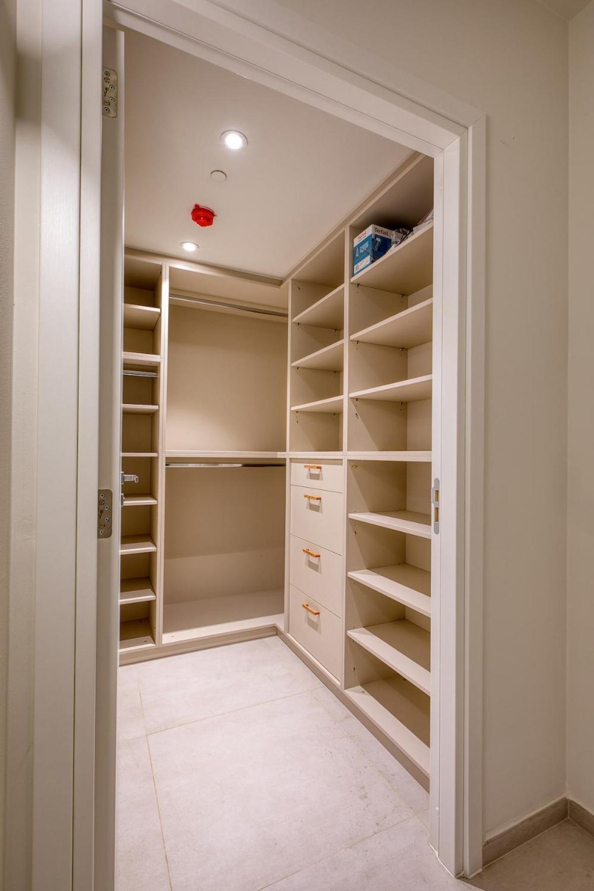 Apartment Stunning In The Iconic Mercury Tower *