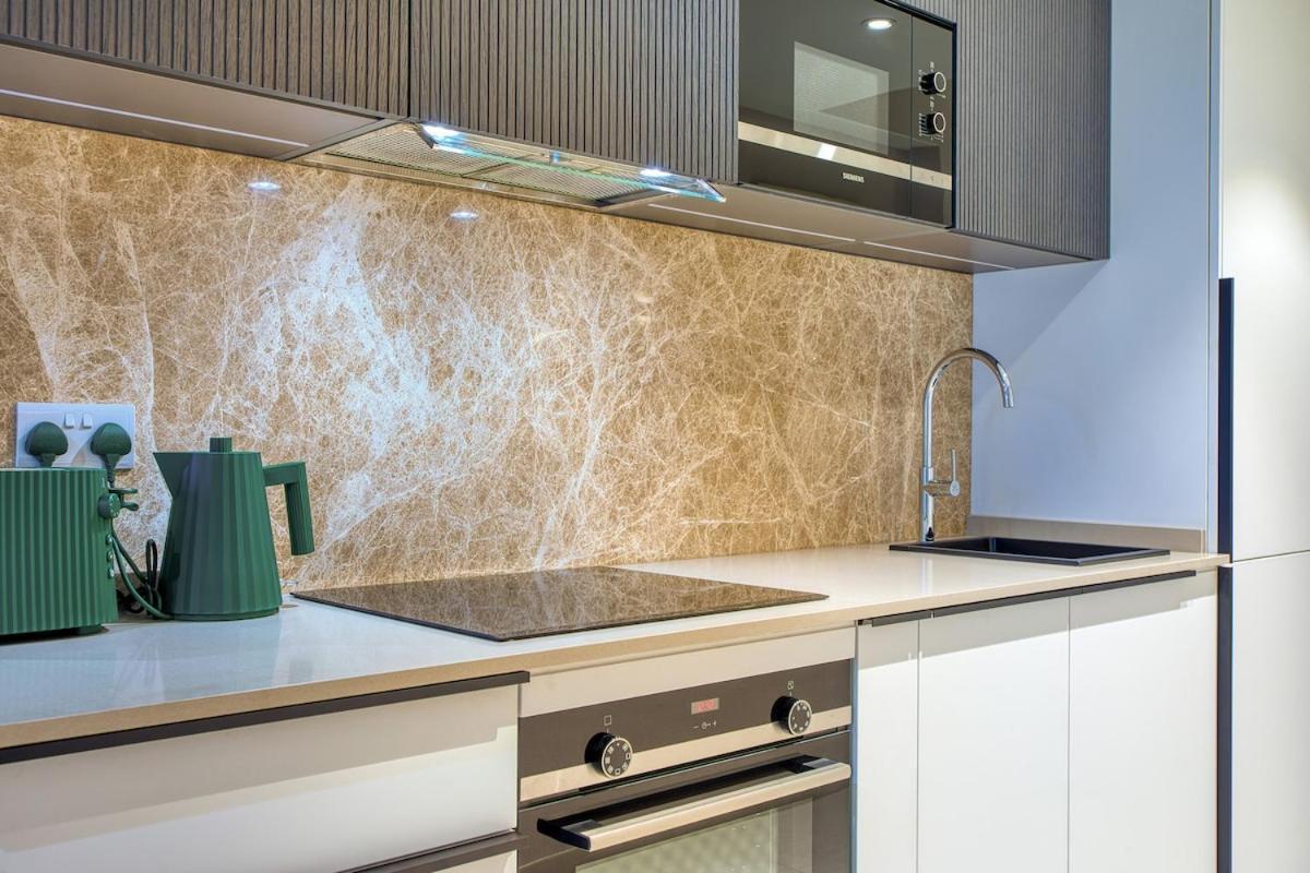 Stunning In The Iconic Mercury Tower Apartment *